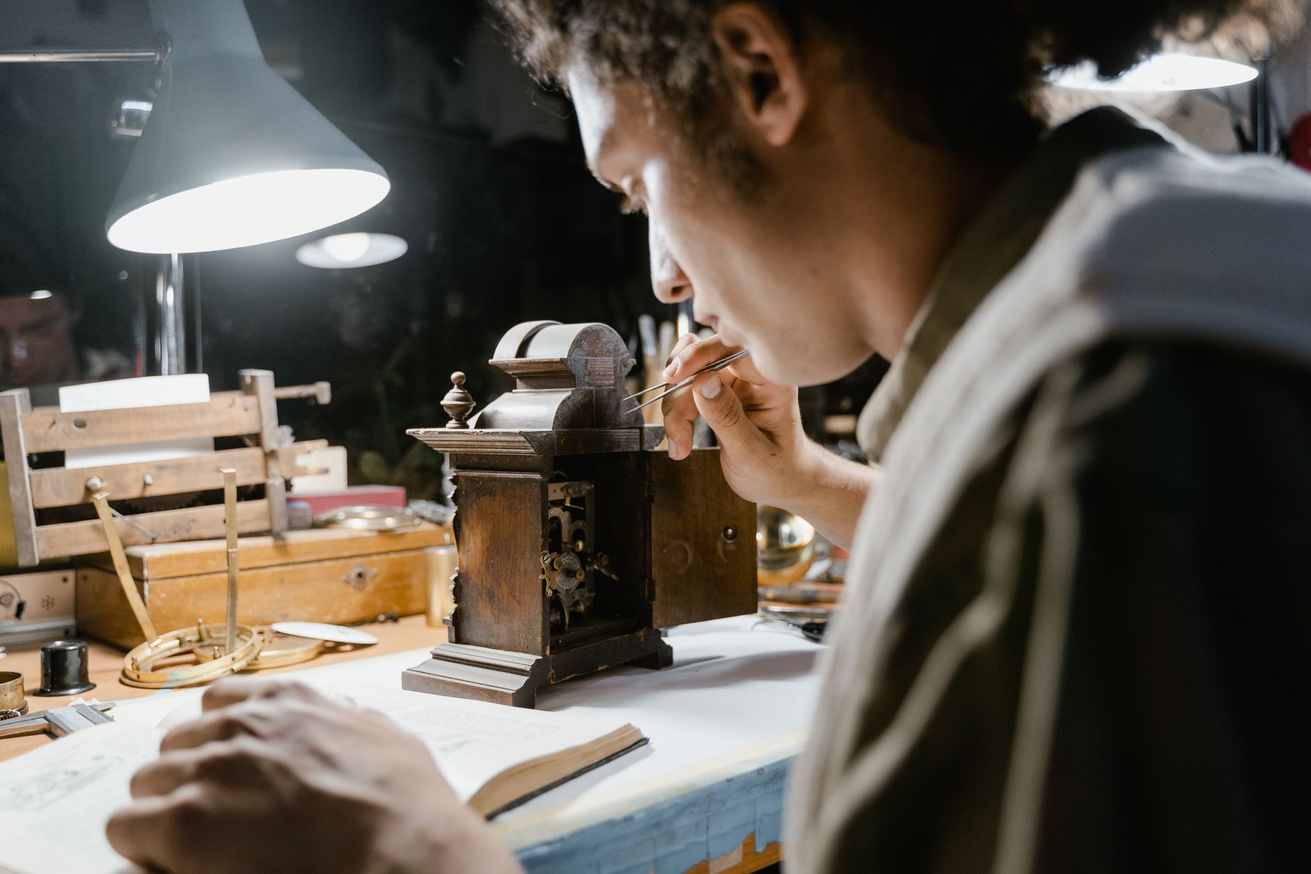 Restaurer et conserver des miniatures de voyage et d'atelier